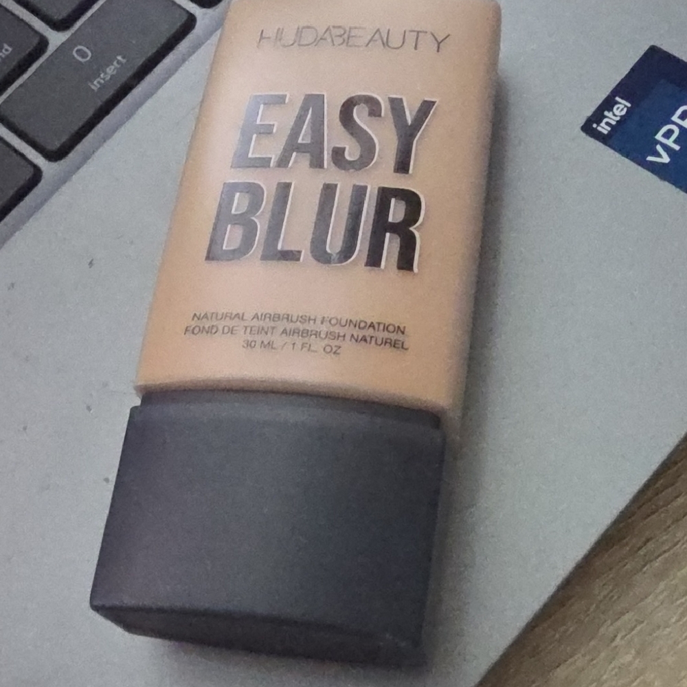 HUDA BEAUTY Easy Blur Foundation - Soft Tan